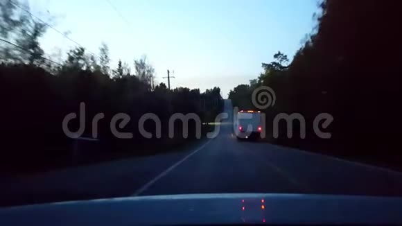 后景从汽车驾驶农村道路的背面与夜间交通车辆后视角POV视频的预览图