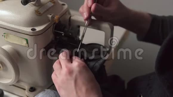 裁缝用公手在皮衣机上缝制毛皮视频的预览图