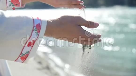 沙子从手中涌出视频的预览图