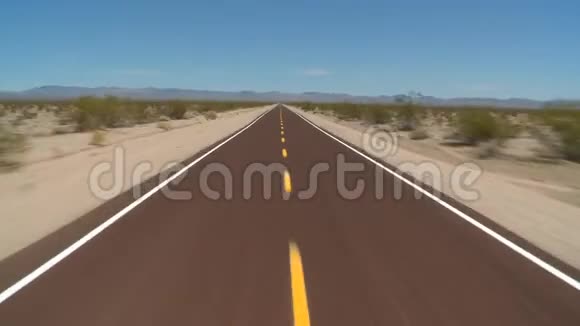 在沙漠公路上开车视频的预览图