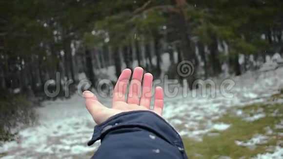 缓慢地下雪手抓雪视频的预览图