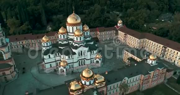 新阿托斯修道院的基督教地标从无人机看到的视频的预览图