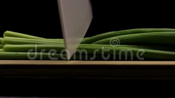 根据自制配方将蒜瓣切成绿色芽作为制作一种芳香添加剂的过程的一部分视频的预览图