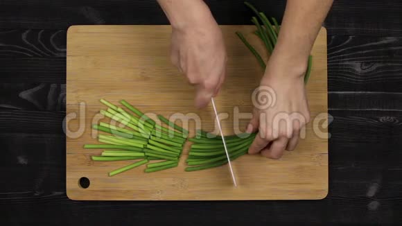 根据自制配方将蒜瓣切成绿色芽作为制作一种芳香添加剂的过程的一部分视频的预览图