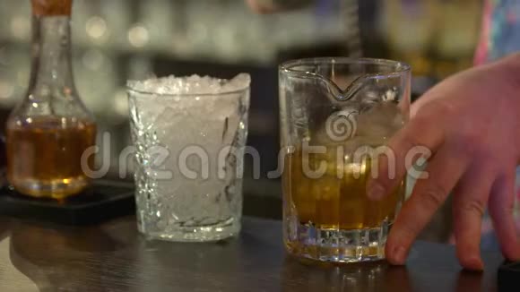 把朗姆酒和冰混在玻璃杯里视频的预览图