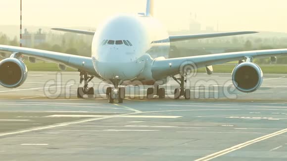 一架巨大的飞机在跑道上起飞视频的预览图