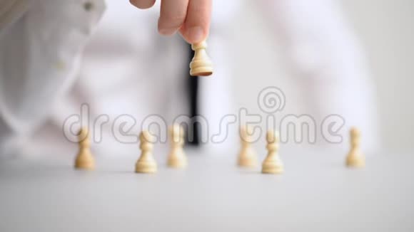 商人把棋子摆在别人面前视频的预览图