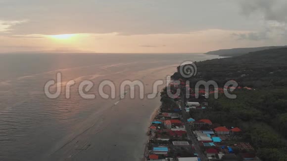 清晨渔民位于努沙佩达岛上的桑帕兰村的岸边印度尼西亚空中观景视频的预览图