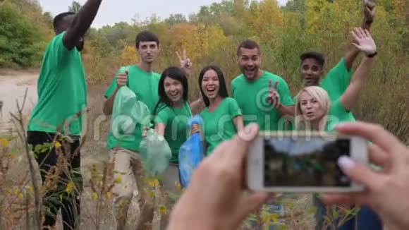 多种族志愿者在大自然中拍照视频的预览图