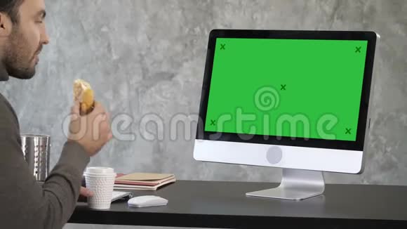 忙碌的商人在办公室工作时吃三明治吃得很晚绿屏模拟显示视频的预览图