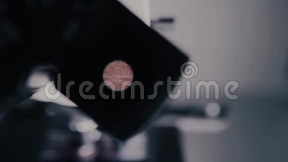 工业光学设备部分药品质量控制线样品幻灯片和显微镜的特写镜头视频的预览图