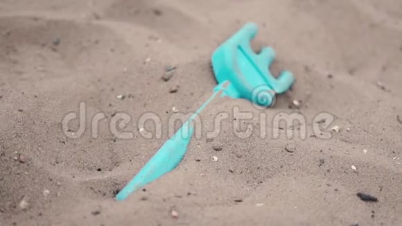 操场上的沙子上有一个蓝色的稍碎的耙子在缓慢地移动视频的预览图