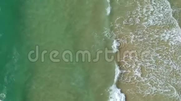 从冲浪和波浪上看到美丽的海景视频的预览图
