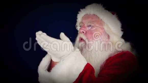 圣诞老人吹着闪光形成圣诞问候视频的预览图
