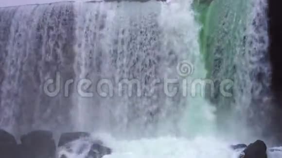 冰岛强烈的瀑布美丽的绿色视频的预览图