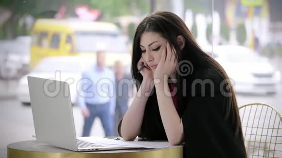 悲伤的年轻女人看着笔记本电脑和签名的文件担心面对女商人概念感觉视频的预览图