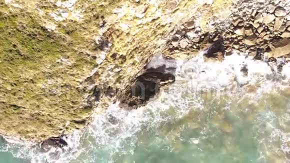 Cantabrian海Pimiango海岸悬崖的鸟瞰图视频的预览图