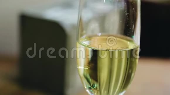一杯香槟的特写很美的光气泡视频的预览图