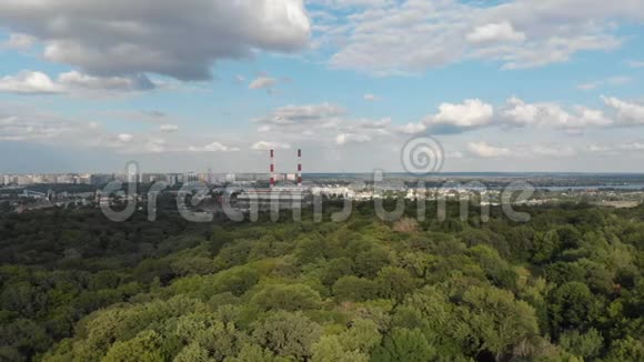 Dnipro航空公司一个在基辅有两个巨大烟囱的发电站夏季视频的预览图