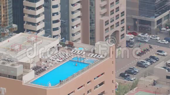 汽车停车场从上面可以看到屋顶游泳池空中俯视阿联酋迪拜视频的预览图