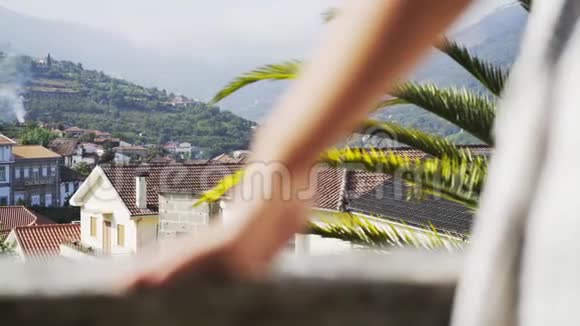 山峦间别墅阳台上的人视频的预览图