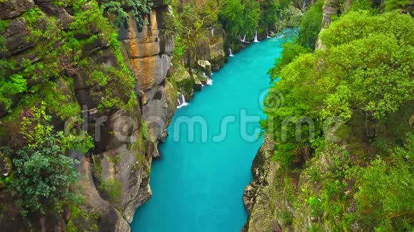 河流在峡谷和森林之间流动马纳夫加特安塔利亚土耳其蓝色的河流快速旅游视频的预览图