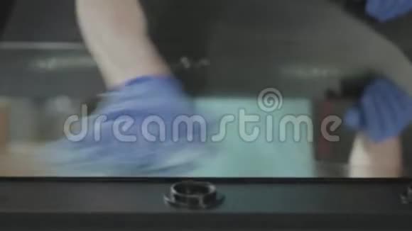 关闭反光的手套木匠清洗镜面一个人溅在喷雾表面概念视频的预览图