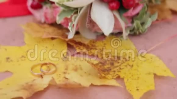 秋天的婚礼花束和戒指视频的预览图