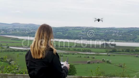 在爱尔兰驾驶无人机的年轻女子视频的预览图