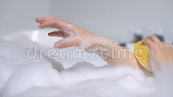 女性沐浴用海绵洗手日常美容程序皮肤护理视频的预览图