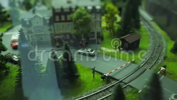 玩具车辆通过铁路道口安全行驶驾驶学习视频的预览图