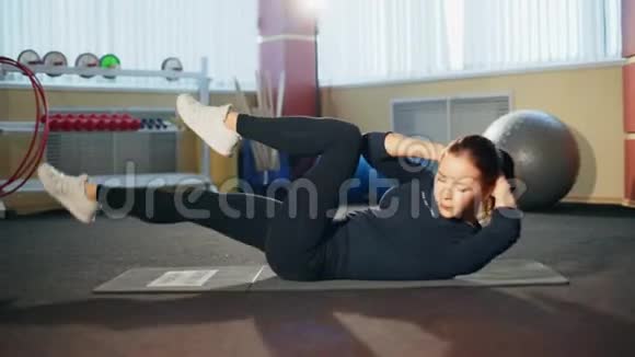 健身房里的女孩对腹部肌肉进行锻炼出血压力视频的预览图