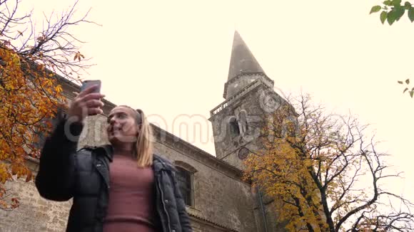 女性在教堂前自拍视频的预览图