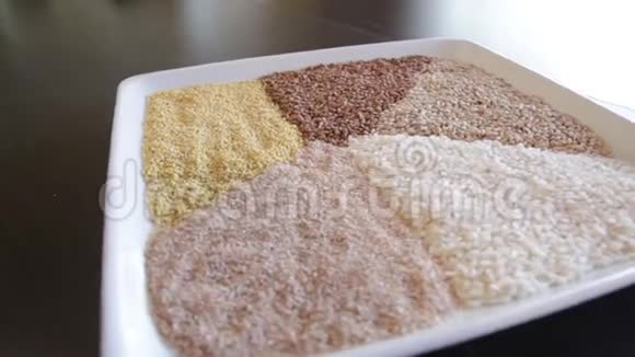 一个盘子里的几种谷物荞麦大米小米大麦藜麦摄像机绕着这个向左移动视频的预览图