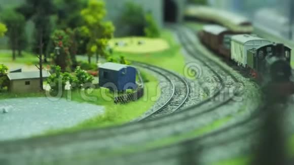 童年记忆中蒸汽工业铁路机车的玩具模型视频的预览图