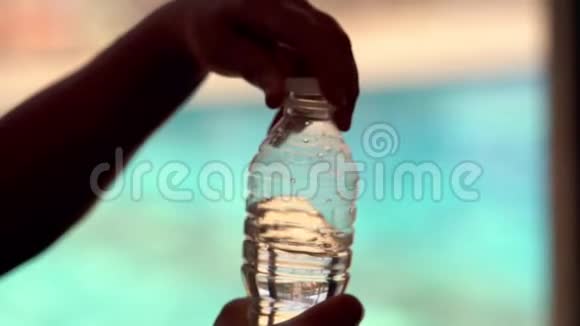打开瓶装水喝的人视频的预览图