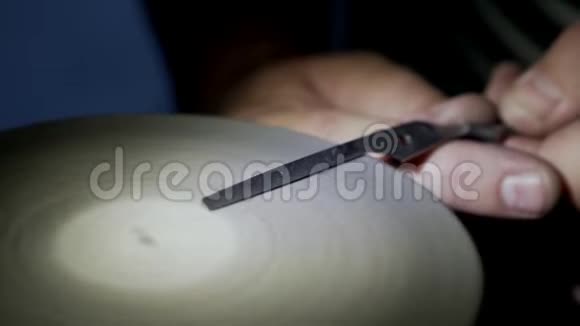 特写工人打磨指甲剪慢镜头恢复修指甲工具的概念视频的预览图