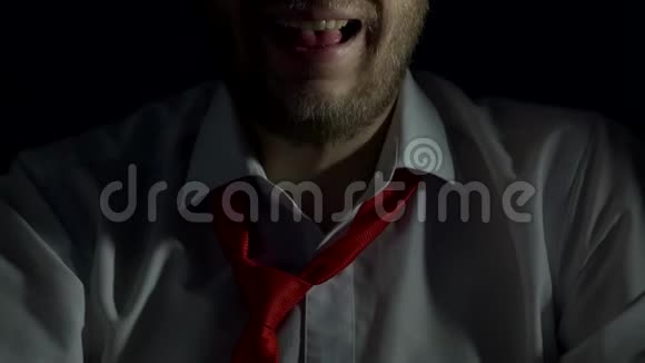 一个留着胡子的人穿着白色衬衫和领带大声地笑着讽刺地笑着特写黑色背景笑着视频的预览图