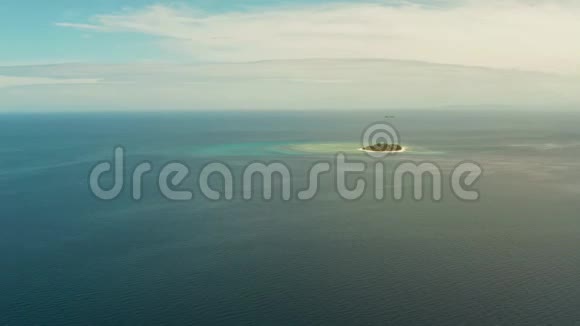 远处有一个小岛的海景热带岛屿曼蒂格菲律宾视频的预览图