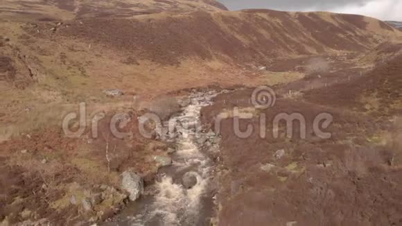 苏格兰山上一座山坝的空中后向镜头视频的预览图