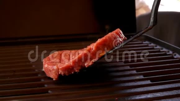 厨房抹刀在热烤架上铺生汉堡视频的预览图