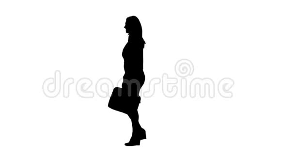 手里拿着公文包的女人走着挥手侧视白色背景剪影视频的预览图