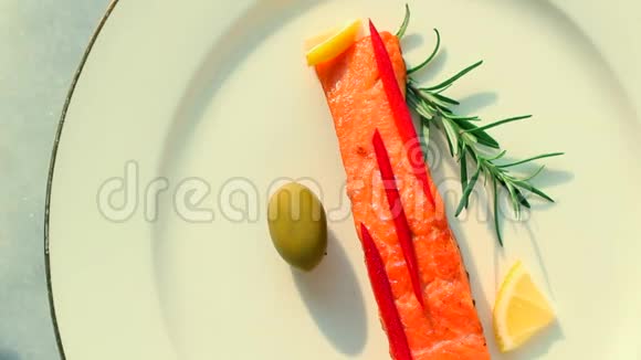 美味的煮熟的鲑鱼鱼片放在盘子里太阳耀斑视频的预览图
