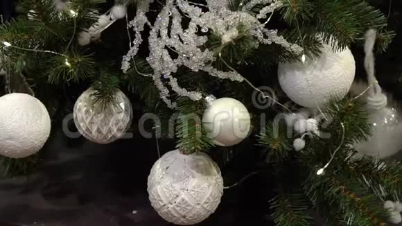 圣诞树上的圣诞装饰品白色的球和装饰品视频的预览图