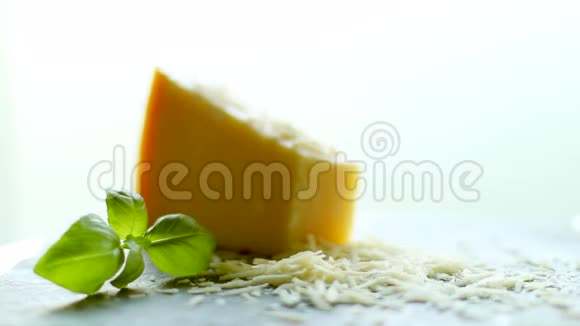 切碎的帕尔马干酪和罗勒叶有机产品配方视频的预览图