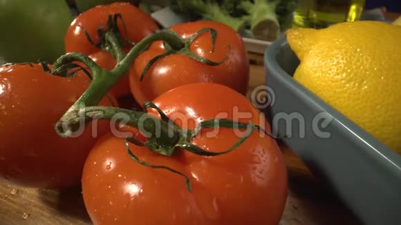 番茄特写柠檬放在盘子里西兰花橄榄油放在背景里健康食品有机自制产品视频的预览图
