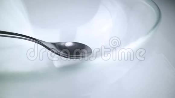用不锈钢汤匙盛出的空碟视频的预览图
