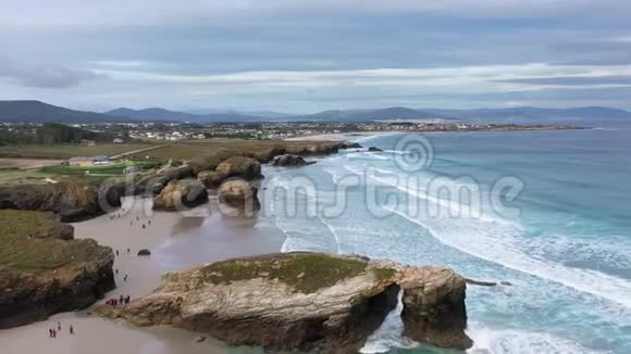 西班牙加利西亚Ribadeo的PlayadeLasCatedrales视频的预览图