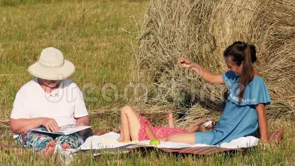 快乐的白种人家庭在草地上野餐视频的预览图