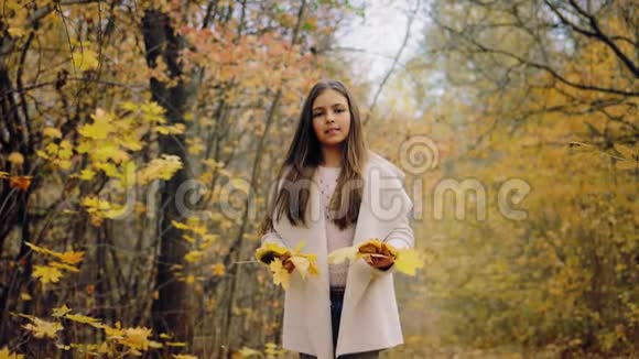 微笑的少女在秋天的森林里呕吐视频的预览图